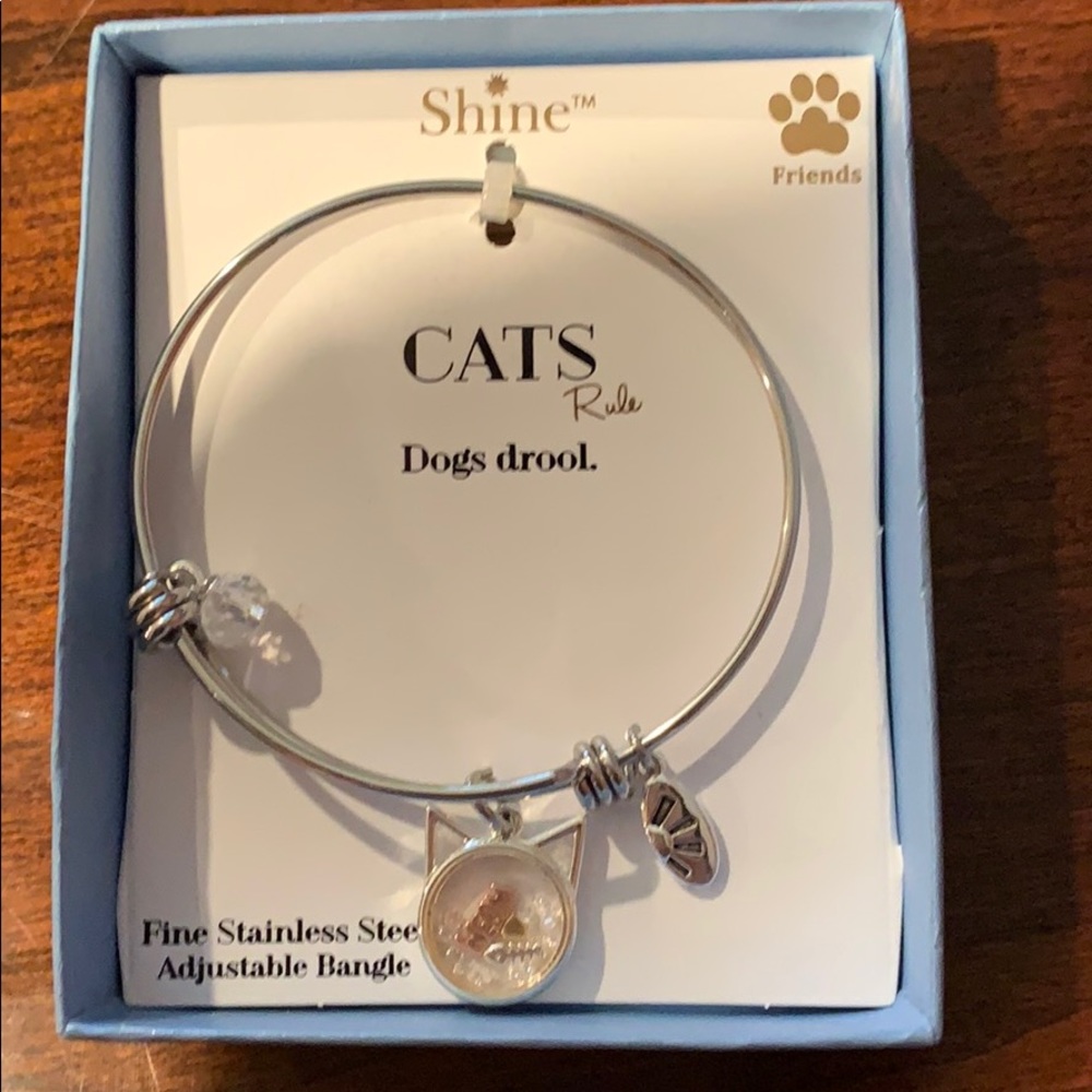 New in box cat charm bracelet 😻